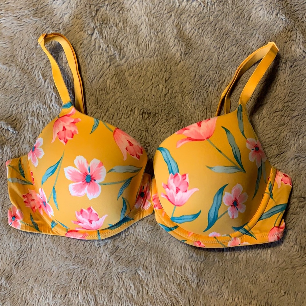 Victoria’s Secret PINK Wear Everywhere T-shirt Lightly Lined